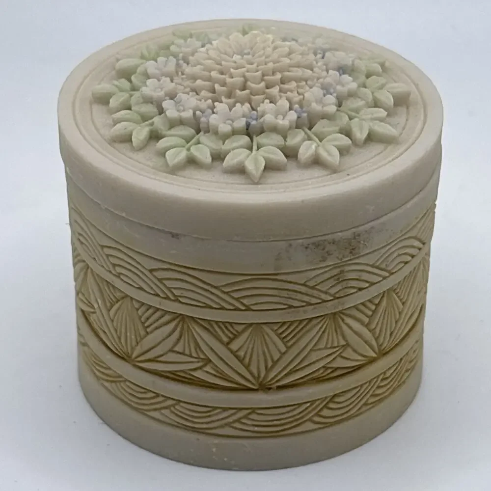 Made in Wales - Design Centre London Miniature Bisque Floral Decorated Pill Box - Picture 9 of 9